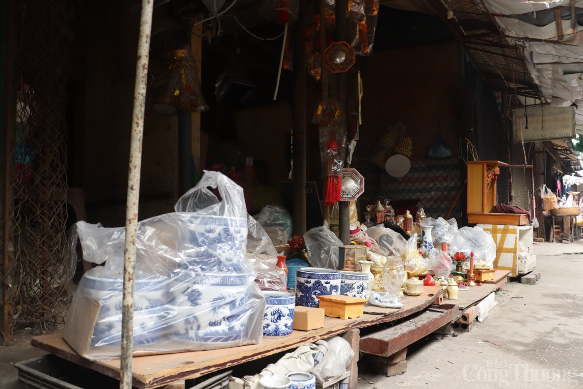 Hà Nội: Chợ Mai Động hoang tàn, tiểu thương bán thanh lý hàng gỡ vốn