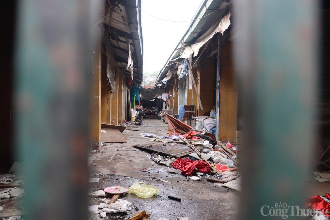 Hà Nội: Chợ Mai Động hoang tàn, tiểu thương bán thanh lý hàng gỡ vốn