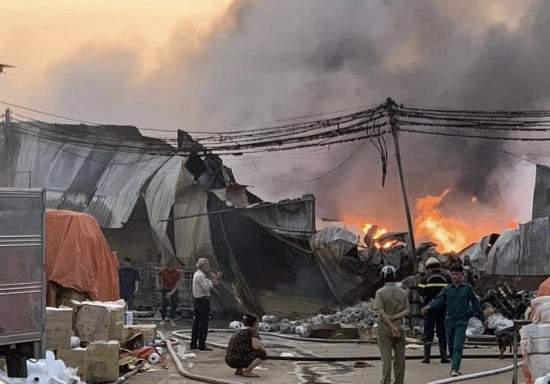 Bình Dương: Cháy nhà xưởng rộng hơn 3.200 m2 tại Tân Uyên, nhiều hàng hoá bị thiêu rụi