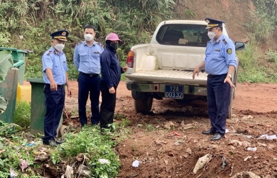 Lạng Sơn: Giám sát tiêu hủy gần 2 tạ móng giò đông lạnh nhập lậu
