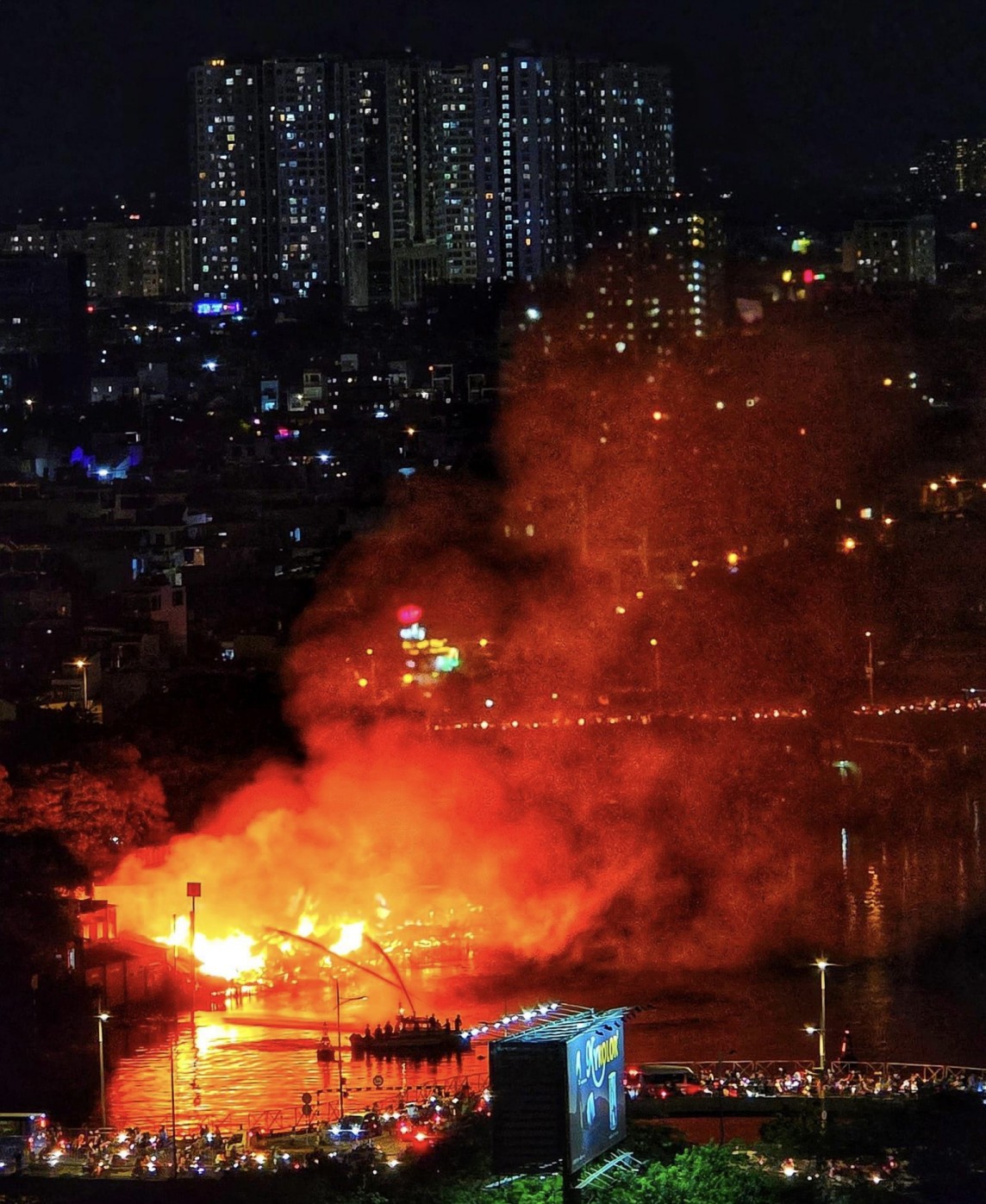 TP. Hồ Chí Minh: Cháy hàng loạt căn nhà ven kênh Tàu Hũ ở quận 8