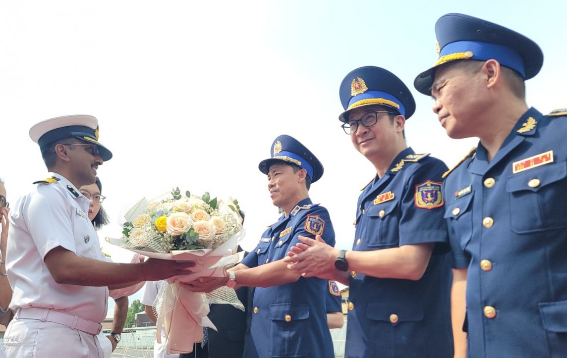 Tàu Cảnh sát biển Ấn Độ ghé thăm TP. Hồ Chí Minh