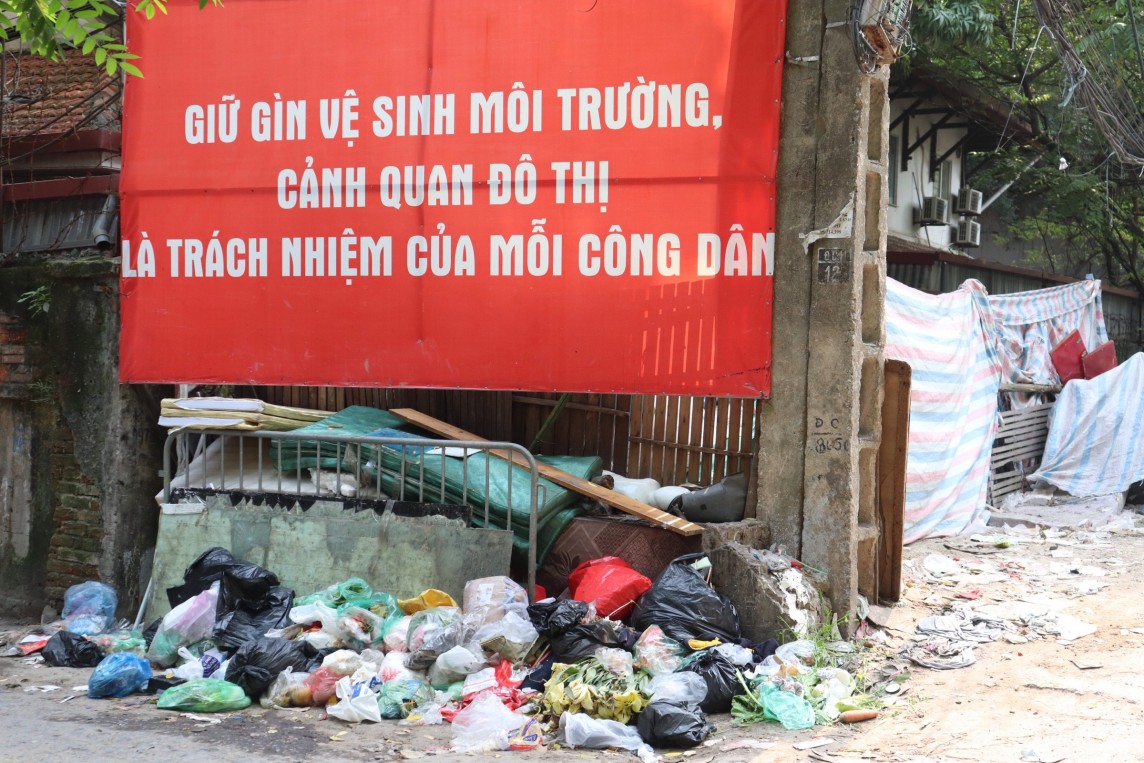 Ba Đình (Hà Nội): Người dân khốn khổ sống cạnh mương ô nhiễm