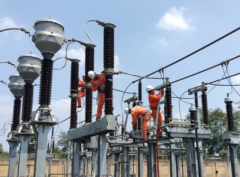 Đội Quản lý vận hành lưới điện Cao thế Đắk Lắk bảo dưỡng vật tư thiết bị tại trạm biến áp 110kV Buôn Hồ