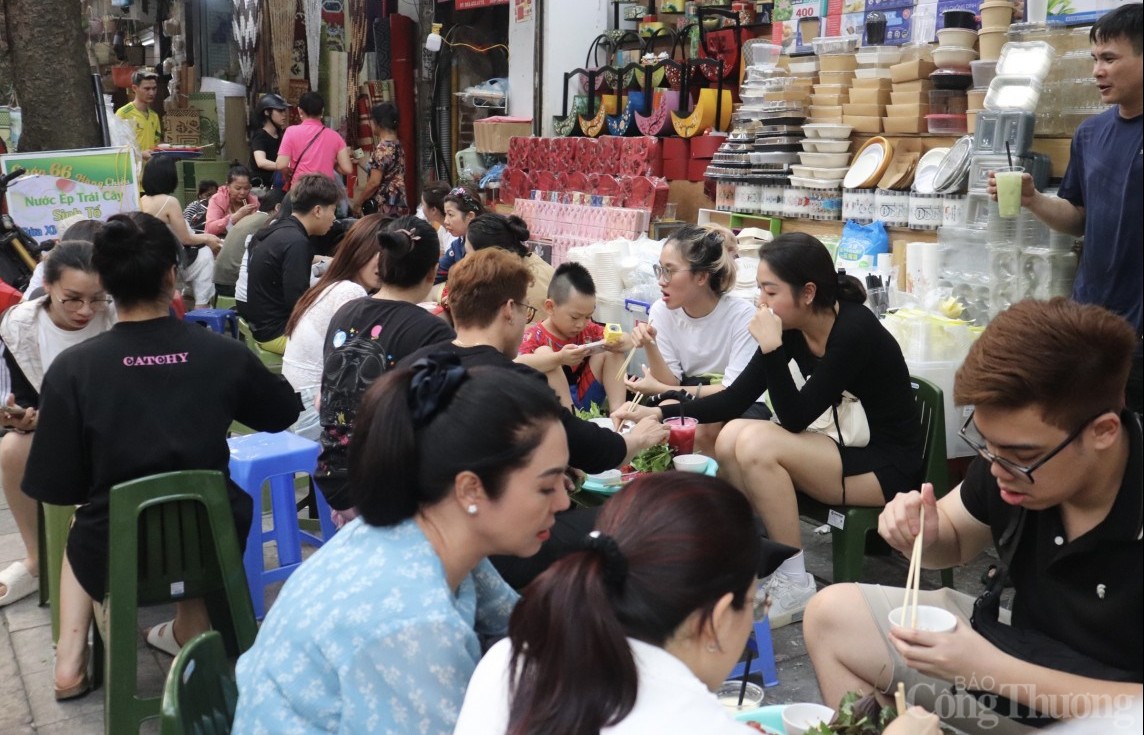 Hà Nội: Món sứa đỏ đắt khách dịp đầu hè