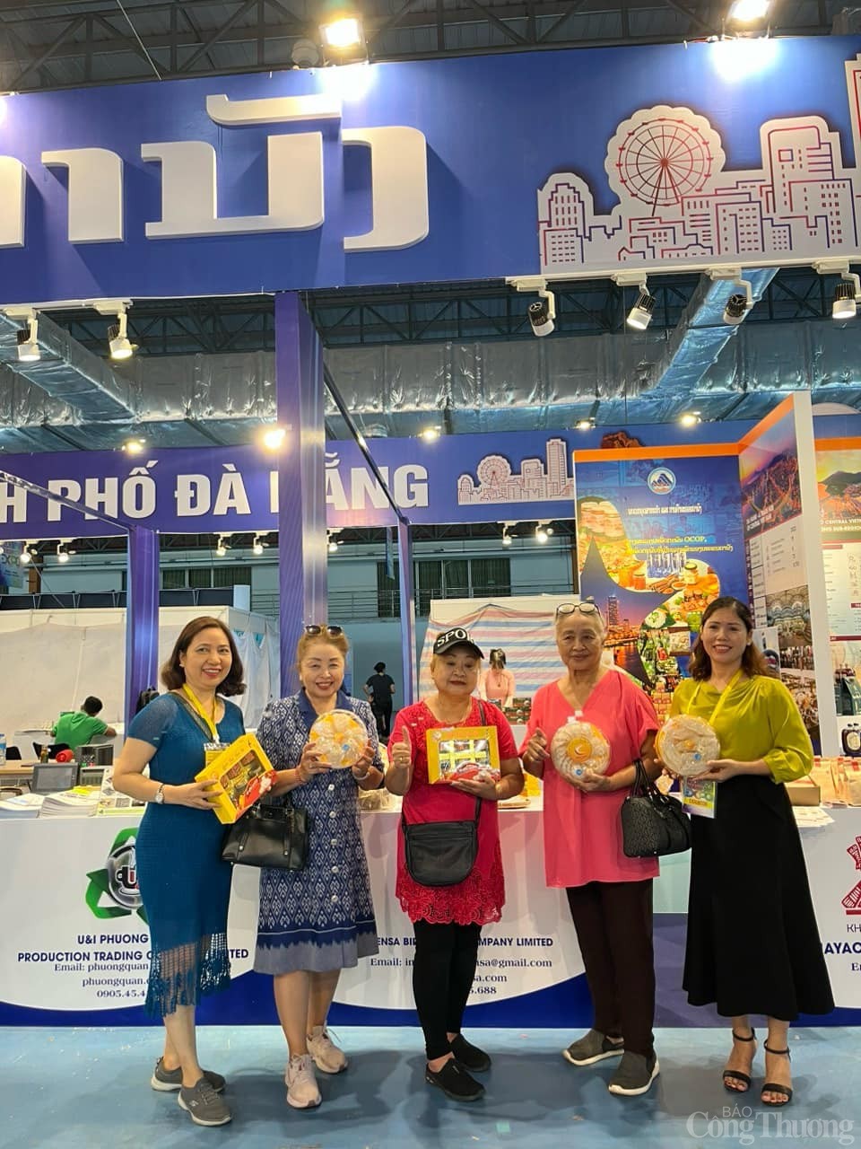 Hơn 200 gian hàng của các tỉnh, thành Việt Nam và nước bạn Lào tham dự Triển lãm tại Savannakhet