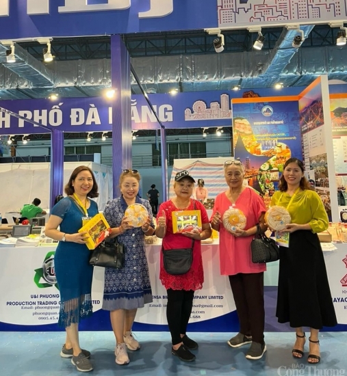 Hơn 200 gian hàng của các tỉnh, thành Việt Nam và nước bạn Lào tham dự Triển lãm tại Savannakhet