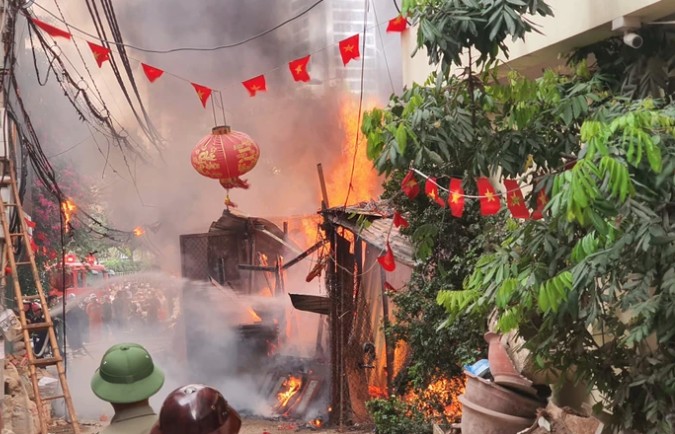 Hà Nội: Cháy lớn tại kho phế liệu gầm cầu vượt Mễ Trì