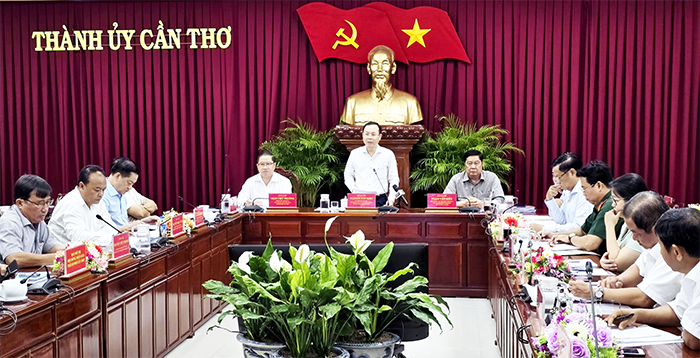 Ông Nguyễn Văn Hiếu, Bí thư Thành ủy, phát biểu chỉ đạo tại buổi làm việc. TP. Cần Thơ chống sạt lở