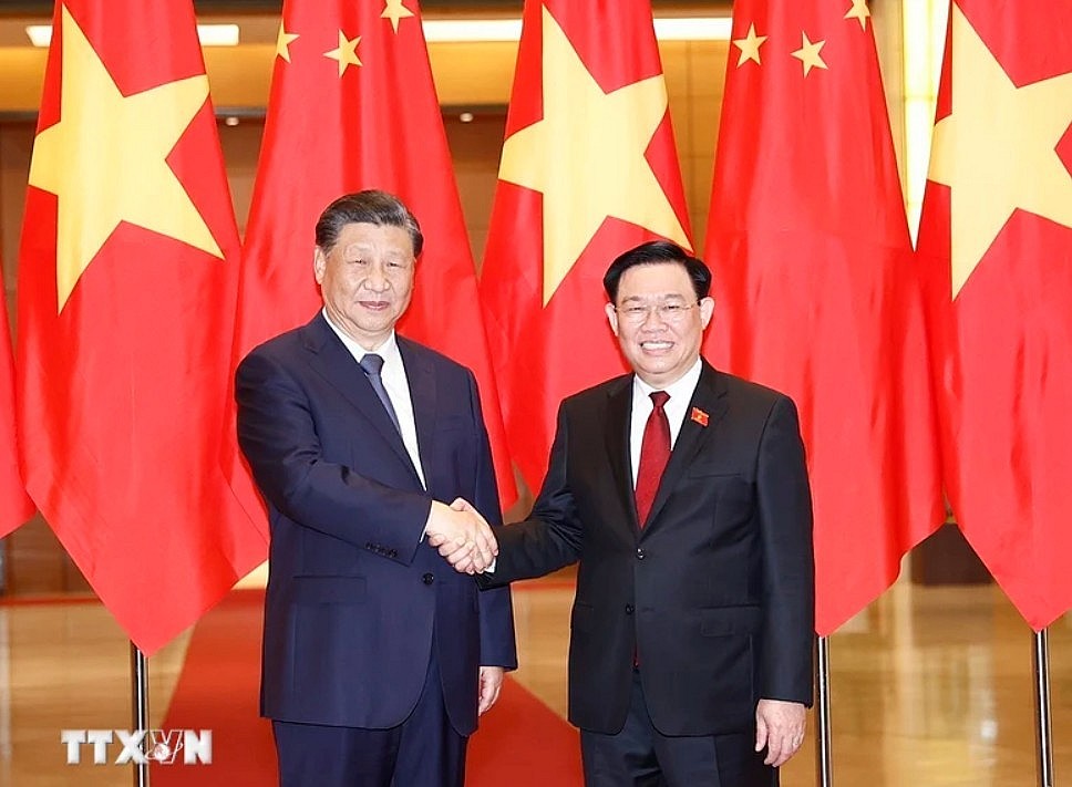 Chủ tịch Quốc hội Vương Đình Huệ và Tổng Bí thư, Chủ tịch nước Trung Quốc Tập Cận Bình chụp ảnh chung trongchuyến thăm Việt Nam ngày 13/12/2023. (Ảnh: Doãn Tấn/TTXVN)