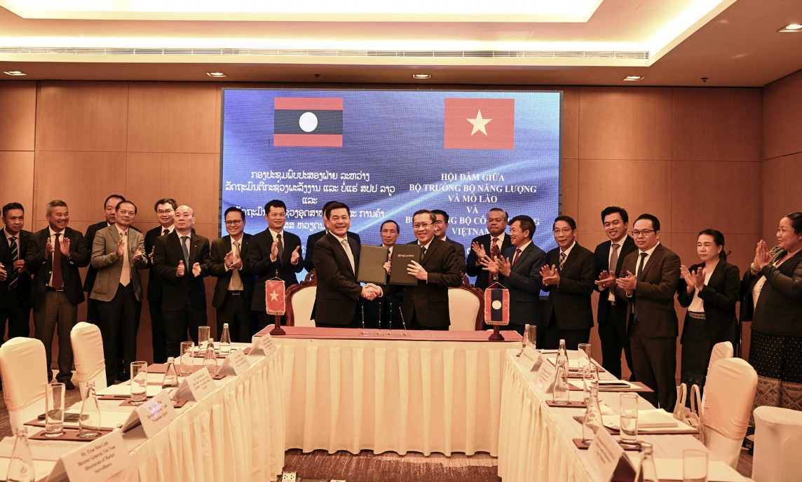 Bộ trưởng Nguyễn Hồng Diên hội đàm với Bộ trưởng Bộ Năng lượng và Mỏ Lào