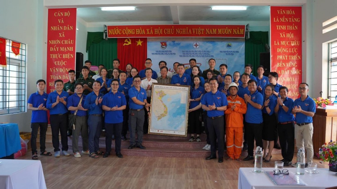 Tuổi trẻ ngành Điện tặng nhiều phần quà ý nghĩa tại xã đảo Nhơn Châu