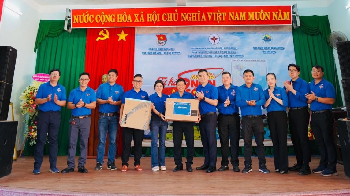 Tuổi trẻ ngành Điện tặng nhiều phần quà ý nghĩa tại xã đảo Nhơn Châu