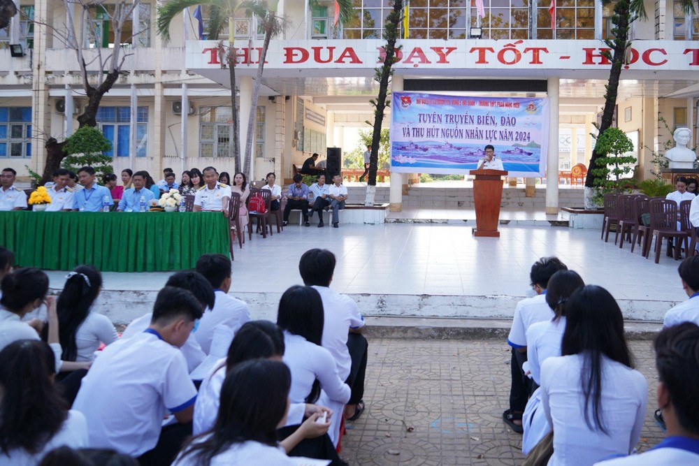 Lữ đoàn 175 tuyên truyền biển, đảo, thu hút nguồn nhân lực