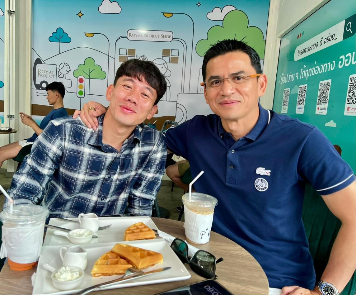 Minh Vương sang Thái Lan gặp huấn luyện viên Kiatisuk 
