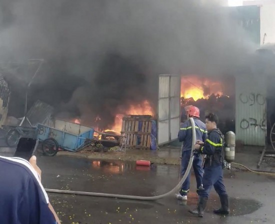 Đà Nẵng: Cháy lớn ở nhà xưởng gần âu thuyền Thọ Quang
