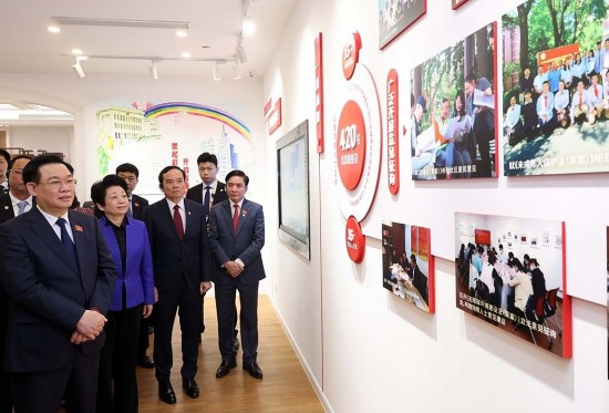 Chủ tịch Quốc hội Vương Đình Huệ thăm Trung tâm Lập pháp Hồng Kiều, thành phố Thượng Hải