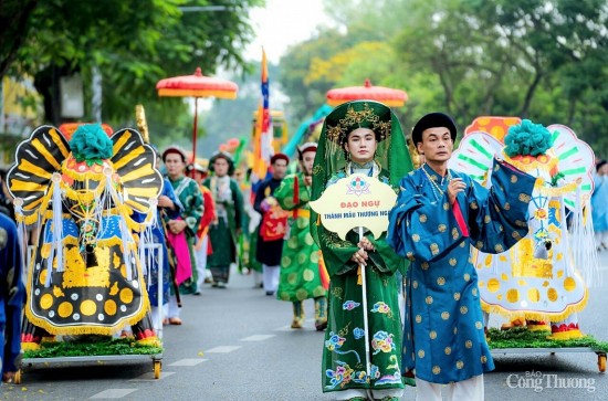 Thừa Thiên Huế: Hàng ngàn người rước Thánh mẫu tại lễ hội Điện Huệ Nam