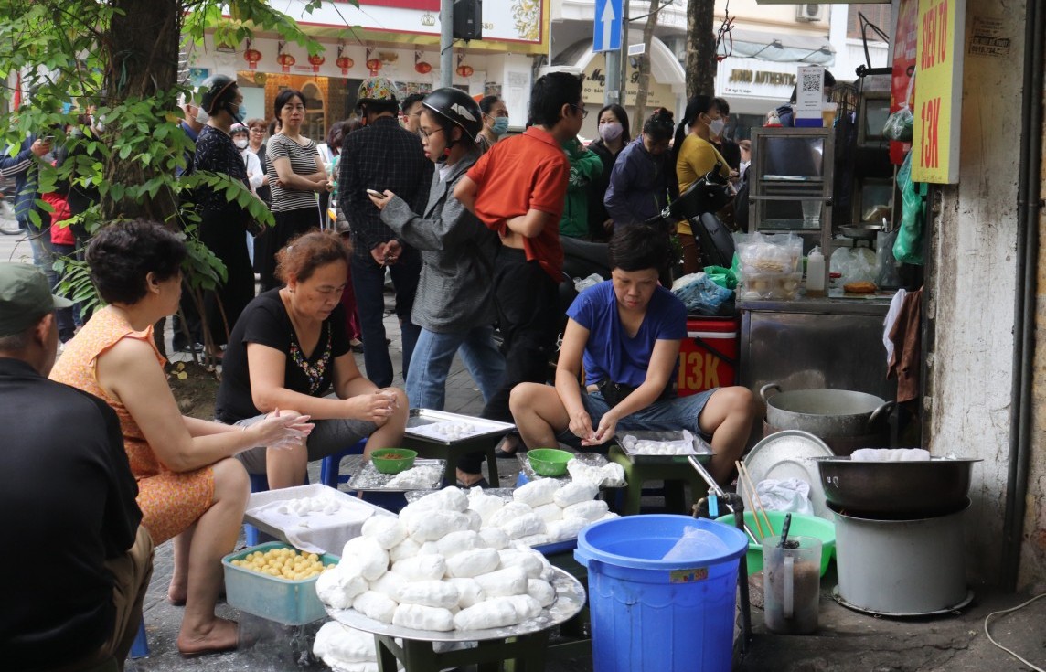 Hà Nội: Người dân chen chân xếp hàng từ 5h sáng mua bánh trôi bánh chay ngày Tết Hàn thực