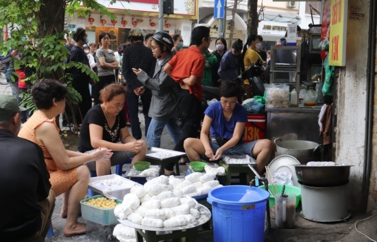 Hà Nội: Người dân chen chân xếp hàng từ 5h sáng mua bánh trôi bánh chay ngày Tết Hàn thực