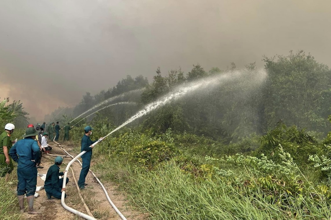 Cà Mau: Huy động 600 người xuyên đêm dập đám cháy rừng ở Nông trường 402