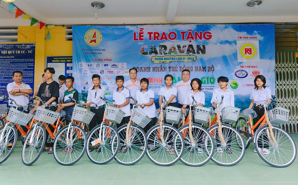 Chương trình Caravan doanh nhân trẻ Nam Bộ tổ chức hội chợ 0 đồng, tặng hàng ngàn phần quà cho Cà Mau