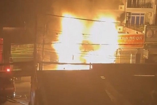 TP. Hồ Chí Minh: Cháy tiệm bánh trong đêm, 6 người kịp thoát nạn ở Tân Bình