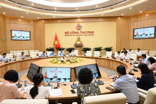 Bộ trưởng Nguyễn Hồng Diên làm việc với các đơn vị về phát triển điện mặt trời mái nhà