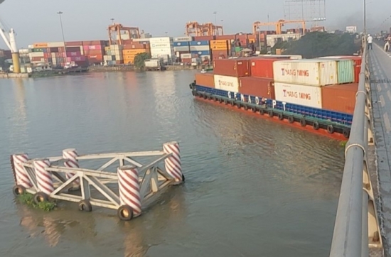 Cứu hộ tàu chở container nặng 4.600 tấn mắc kẹt dưới gầm cầu Đồng Nai