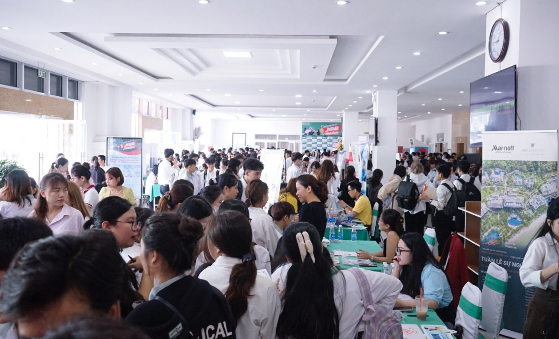 Đà Nẵng: Hơn 70 doanh nghiệp tham gia ký kết tuyển dụng sinh viên