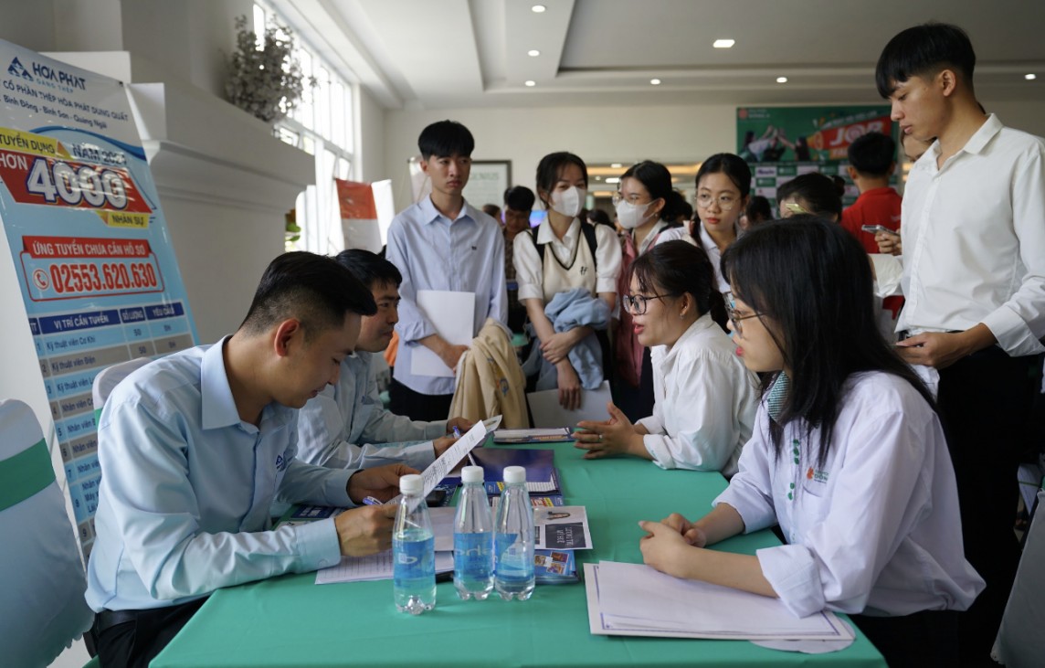 Đà Nẵng: Hơn 70 doanh nghiệp tham gia ký kết tuyển dụng sinh viên