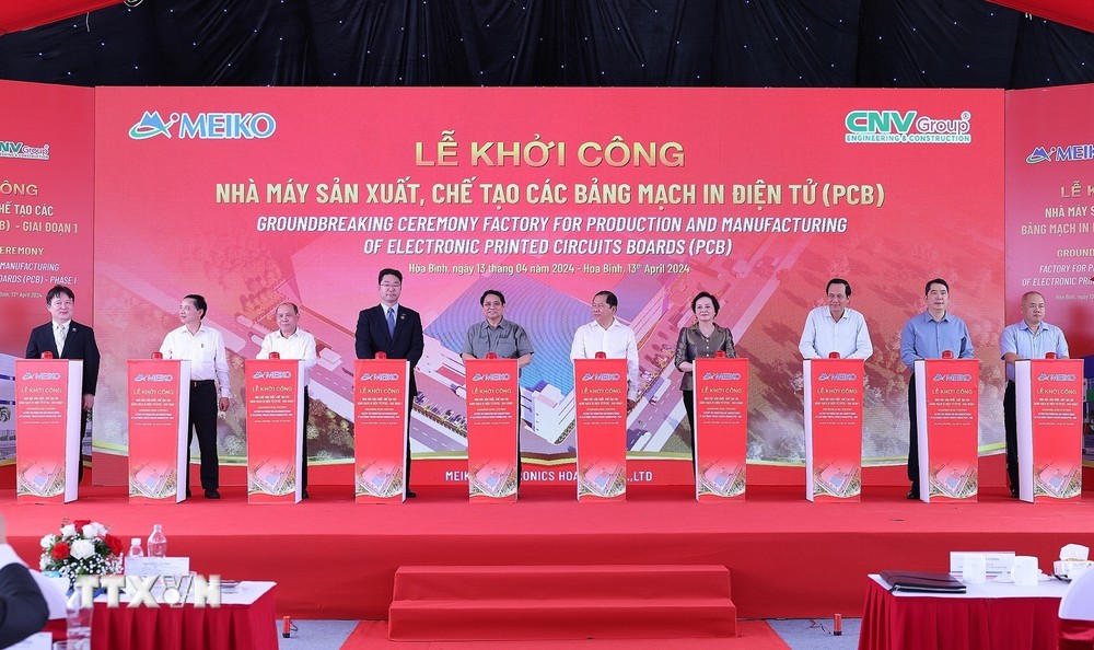 Thủ tướng Phạm Minh Chính và các đại biểu khởi công xây dựng Nhà máy sản xuất, chế tạo các loại bảng mạch in điện tử (PCB) tại Hòa Bình. (Ảnh: Dương Giang/TTXVN)