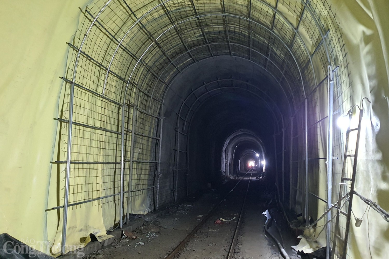 Bên trong hầm Bãi Gió bị sạt lở khiến đường sắt Bắc - Nam gián đoạn