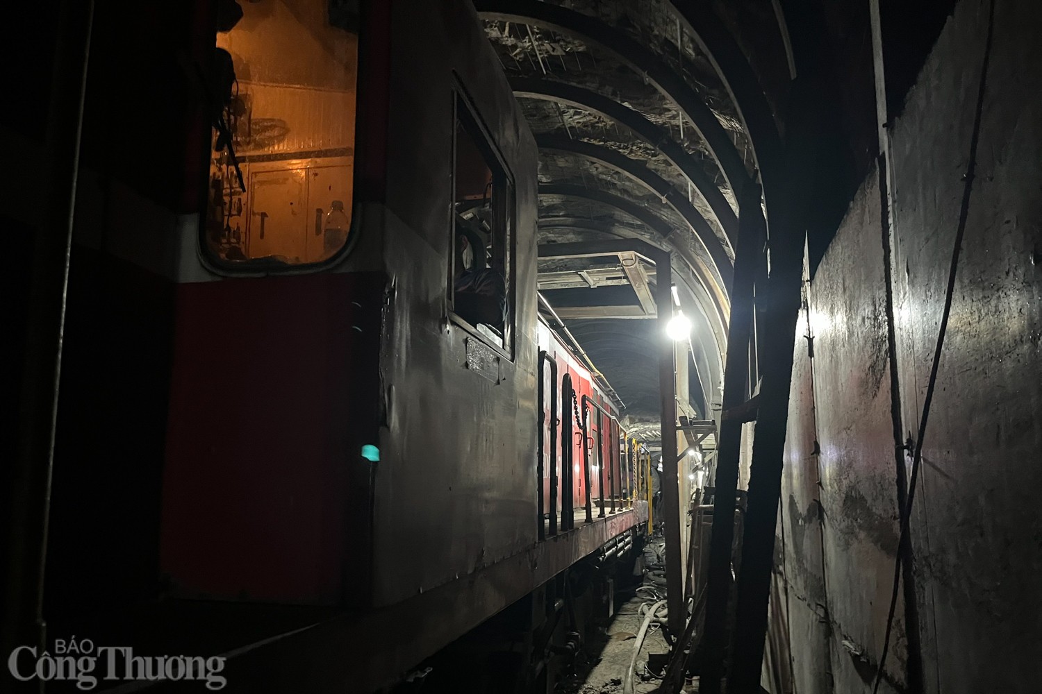 Bên trong hầm Bãi Gió bị sạt lở khiến đường sắt Bắc - Nam gián đoạn