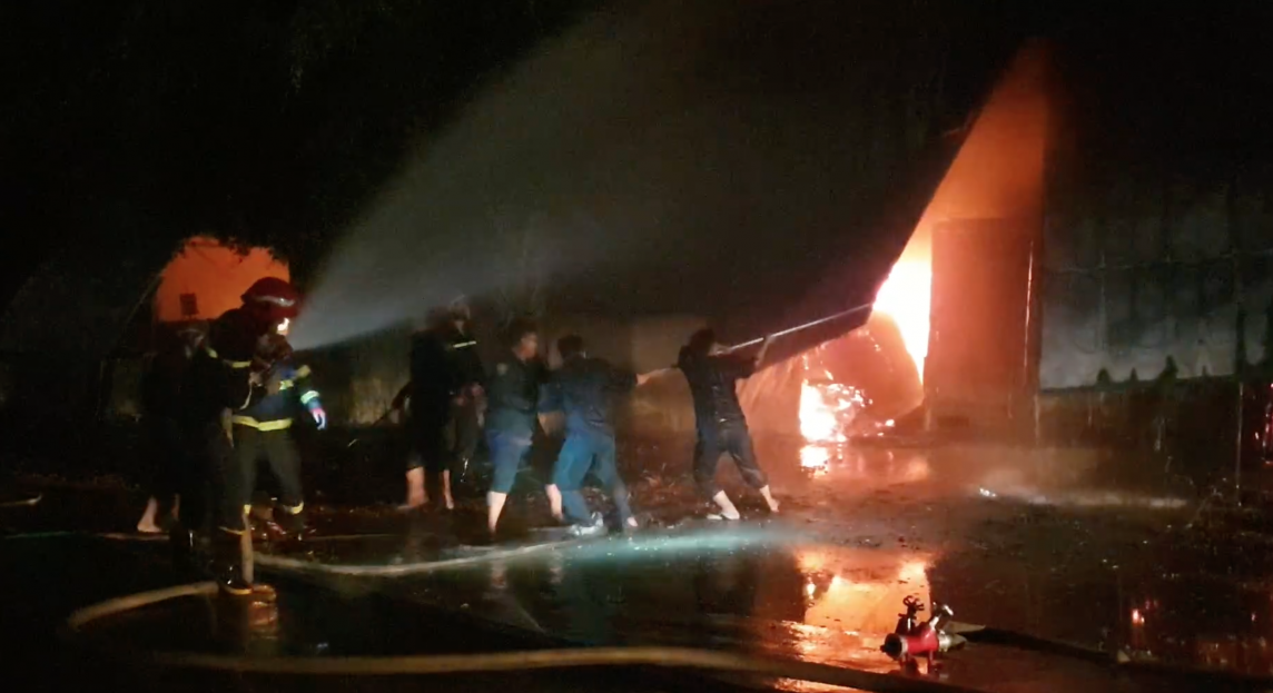 Bình Dương: Cháy lớn tại công ty sản xuất bao bì ở Thuận An, hàng trăm m2 nhà xưởng đổ sụp