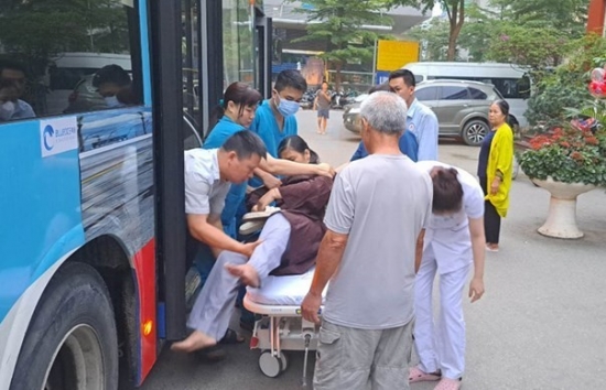 Hà Nội: Nhân viên xe buýt sơ cứu kịp thời hành khách bị co giật, ngất xỉu