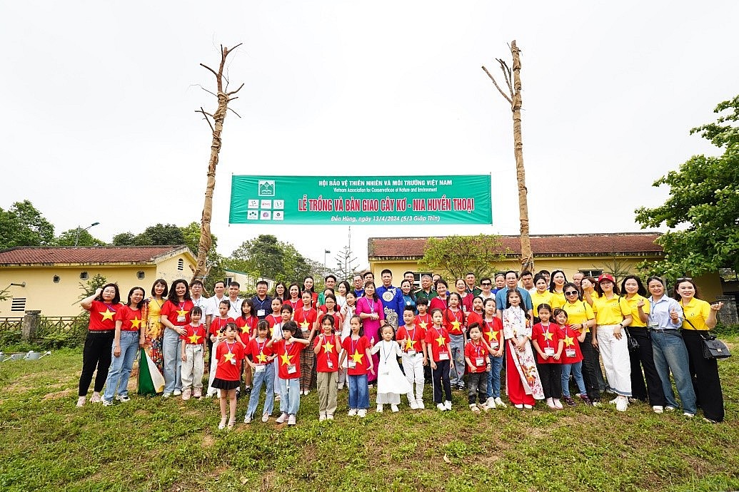 Đoàn đại biểu tham gia hoạt động trồng cây Kơ Nia