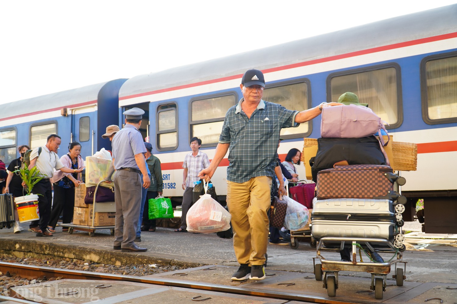 Tại ga Giã (Khánh Hoà), công tác chuyển tải hành khách trên tàu bằng ô tô qua lại với ga Tuy Hòa (Phú Yên) đang được thực hiện khẩn trương, đảm bảo hành khách được di chuyển sớm nhất.