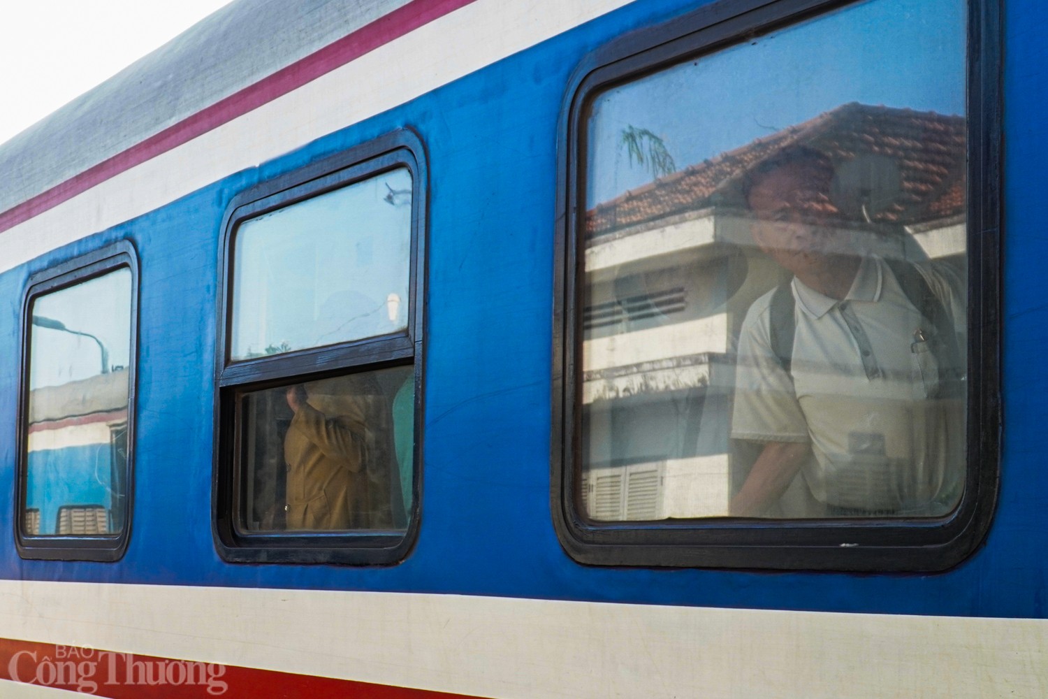 Hành khách thông cảm với sự cố sạt lở hầm đường sắt Bãi Gió