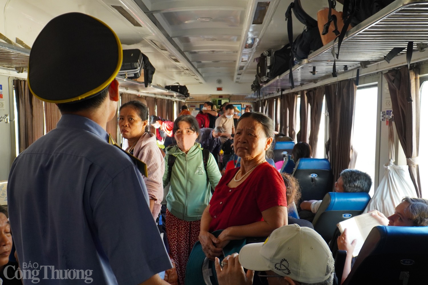 Hành khách thông cảm với sự cố sạt lở hầm đường sắt Bãi Gió