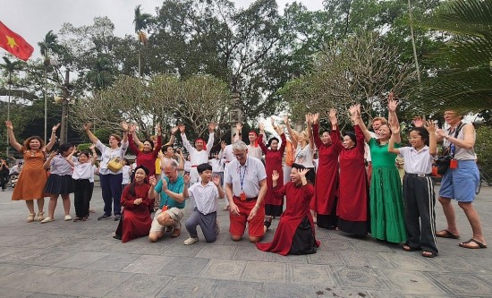 Lễ hội Đền Hùng 2024: Du khách nước ngoài thích thú trải nghiệm Hát Xoan làng cổ
