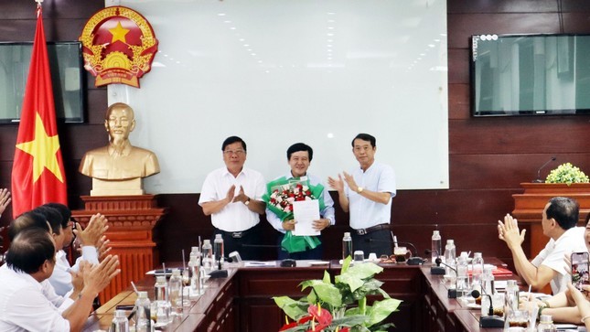 Lãnh đạo tỉnh Sóc Trăng tặng hoa cho ông Đặng Thành Sơn (giữa).