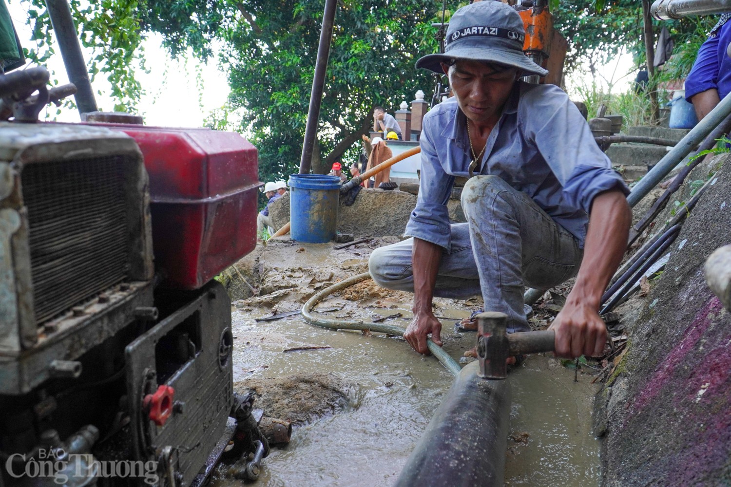 Hiện trường nơi các lực lượng đang chạy đua thời gian khoan núi vá hầm Bãi Gió bị sạt lở