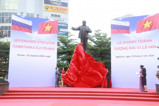 Tượng đài V.I.Lê-nin ở TP. Vinh, biểu tượng của tình hữu nghị Việt – Nga