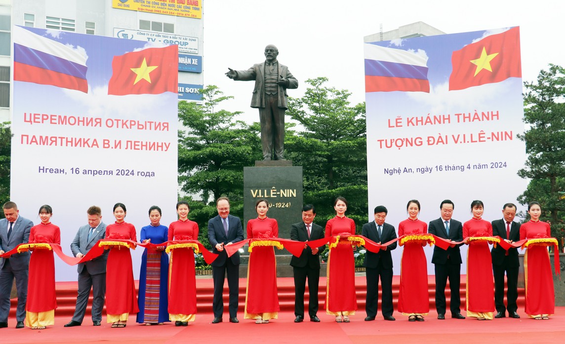 Tượng đài V.I.Lênin ở TP. Vinh, biểu tượng của tình hữu nghị Việt – Nga