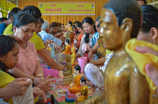 Tết Chôl Chnăm Thmây: Đồng bào Khmer nô nức đến chùa tắm nước Phật