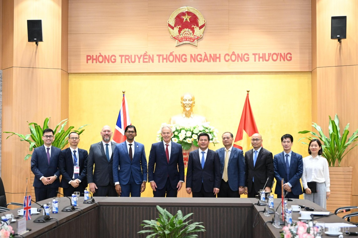 Bộ trưởng Nguyễn Hồng Diên làm việc với cựu Thủ tướng Vương quốc Anh