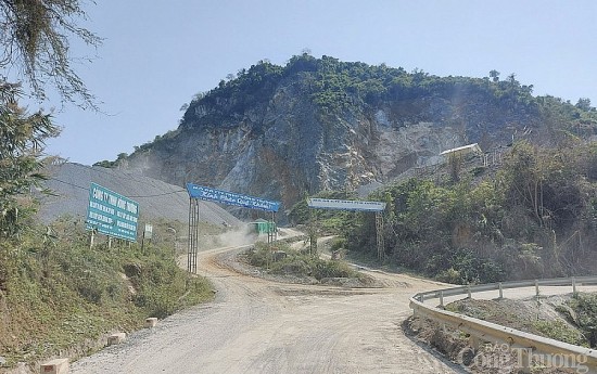 Thanh Hóa: Tạm dừng khai thác mỏ đá vì phát hiện hang động