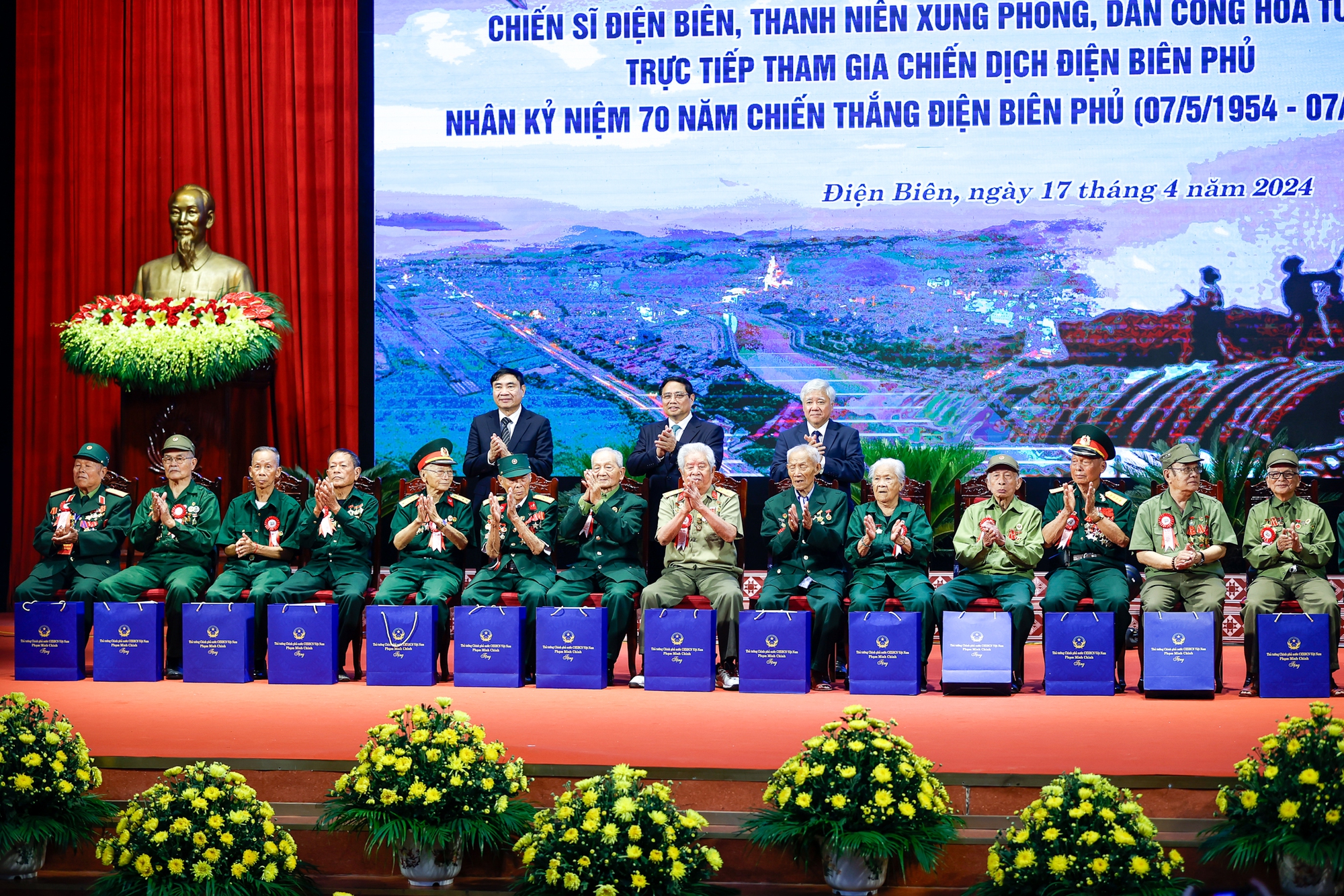 Thủ tướng: Không bao giờ quên những người làm nên "cột mốc vàng" lịch sử Điện Biên Phủ