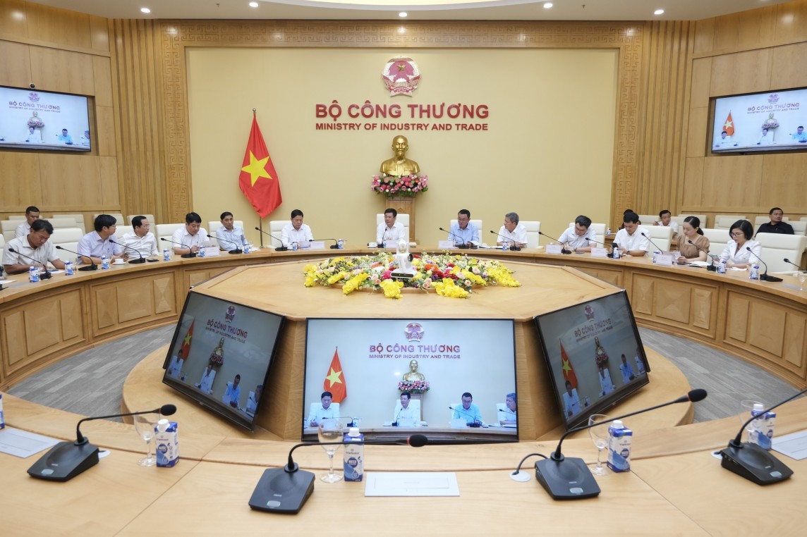 Quang cảnh buổi làm việc Bộ trưởng Nguyễn Hồng Diên đã làm việc với UBND tỉnh Ninh Thuận và các cơ quan, đơn vị về việc bàn giao công trình Trạm biến áp 500 kV Thuận Nam và các đường dây đấu nối 500 kV, 220 kV.